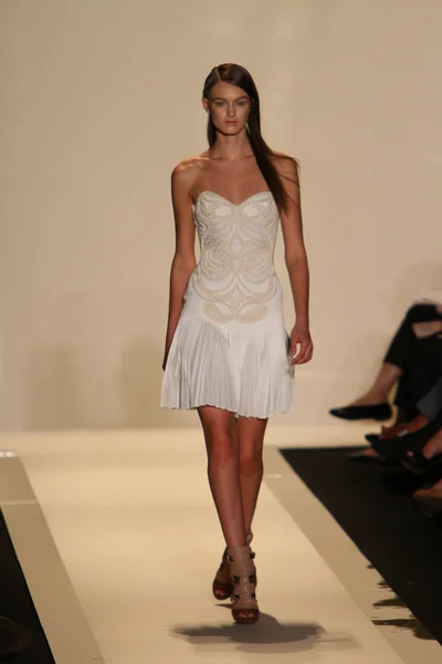 Una modelo camina por la pasarela en el desfile de moda Herve Leger By Max Azria Spring 2013 — Foto de Stock