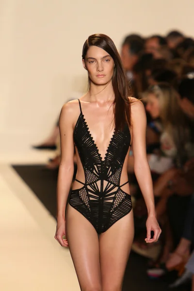 Model spacery pasa startowego w herve leger max azria wiosną 2013 pokaz — Zdjęcie stockowe