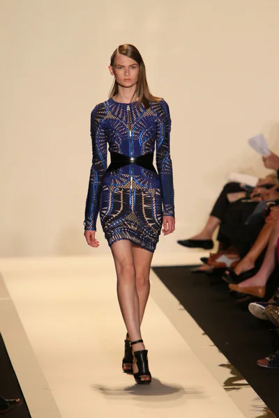 Um modelo caminha na passarela do desfile de moda Herve Leger By Max Azria Spring 2013 — Fotografia de Stock