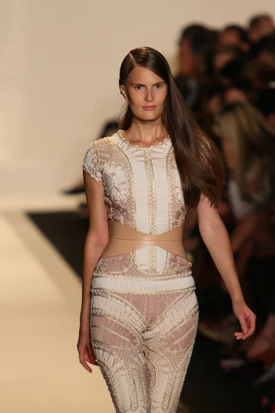 En modell går banan på herve leger av max azria våren 2013 modevisning — Stockfoto