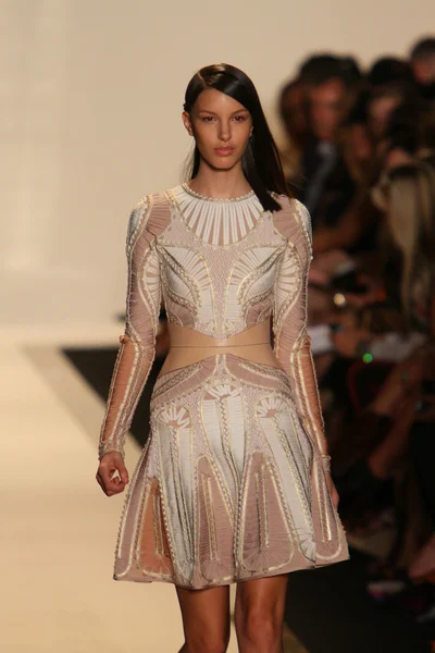 A model walks the runway at the Herve Leger By Max Azria Spring 2013 fashion show — Stock Photo, Image