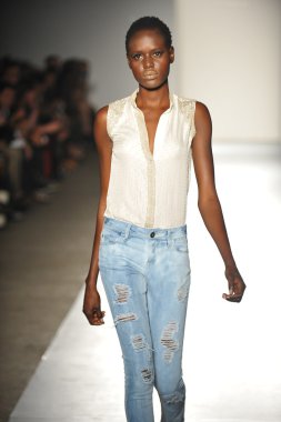 bir modeli pist 2013 defile dl 1961 premium denim yay, yürüyor.