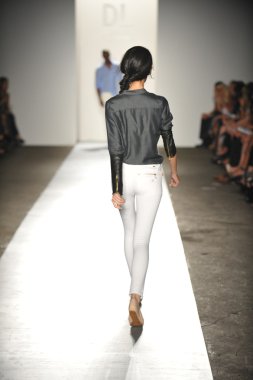 bir modeli pist 2013 defile dl 1961 premium denim yay, yürüyor.
