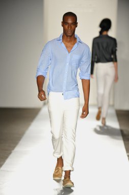 bir modeli pist 2013 defile dl 1961 premium denim yay, yürüyor.