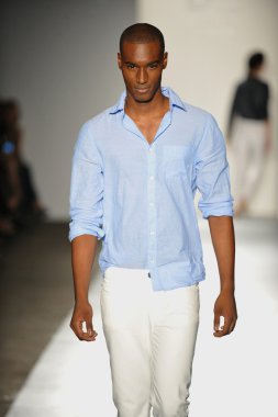 bir modeli pist 2013 defile dl 1961 premium denim yay, yürüyor.