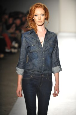bir modeli pist 2013 defile dl 1961 premium denim yay, yürüyor.