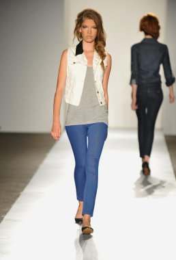 bir modeli pist 2013 defile dl 1961 premium denim yay, yürüyor.