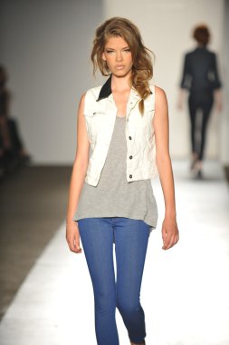 bir modeli pist 2013 defile dl 1961 premium denim yay, yürüyor.