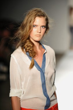 bir modeli pist 2013 defile dl 1961 premium denim yay, yürüyor.