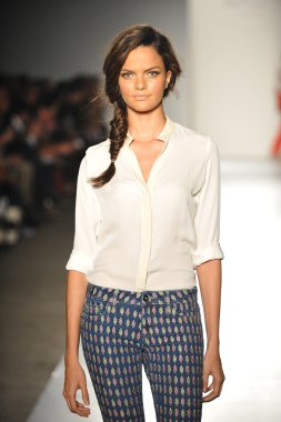 bir modeli pist 2013 defile dl 1961 premium denim yay, yürüyor.