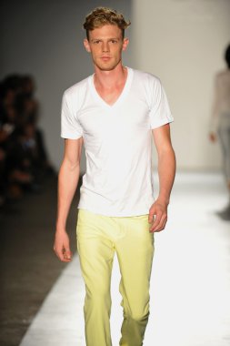 bir modeli pist 2013 defile dl 1961 premium denim yay, yürüyor.