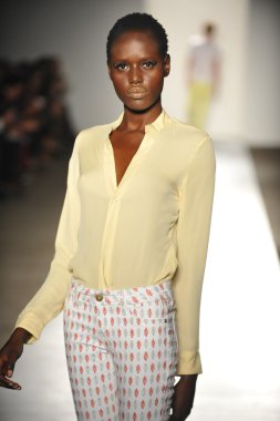 bir modeli pist 2013 defile dl 1961 premium denim yay, yürüyor.