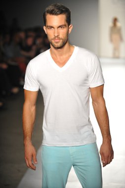 bir modeli pist 2013 defile dl 1961 premium denim yay, yürüyor.