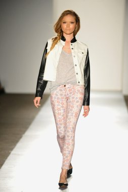 bir modeli pist 2013 defile dl 1961 premium denim yay, yürüyor.