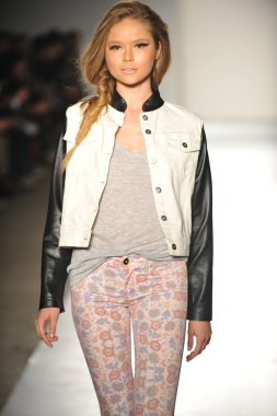 bir modeli pist 2013 defile dl 1961 premium denim yay, yürüyor.