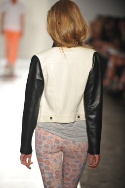 bir modeli pist 2013 defile dl 1961 premium denim yay, yürüyor.