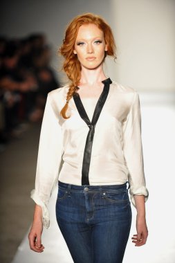 bir modeli pist 2013 defile dl 1961 premium denim yay, yürüyor.