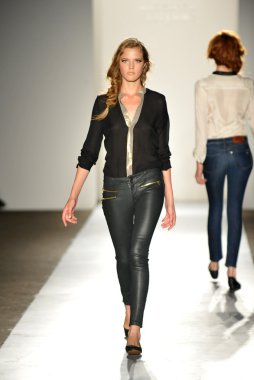 bir modeli pist 2013 defile dl 1961 premium denim yay, yürüyor.