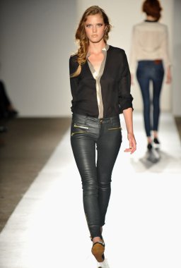 bir modeli pist 2013 defile dl 1961 premium denim yay, yürüyor.