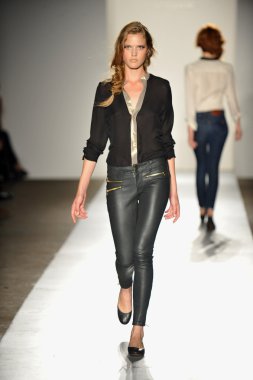 bir modeli pist 2013 defile dl 1961 premium denim yay, yürüyor.