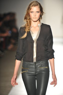 bir modeli pist 2013 defile dl 1961 premium denim yay, yürüyor.