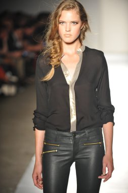 bir modeli pist 2013 defile dl 1961 premium denim yay, yürüyor.