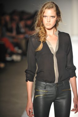 bir modeli pist 2013 defile dl 1961 premium denim yay, yürüyor.