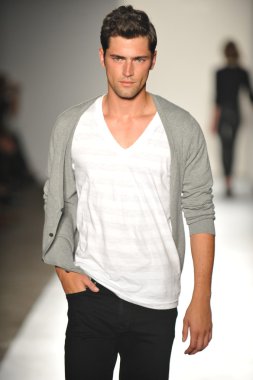 bir modeli pist 2013 defile dl 1961 premium denim yay, yürüyor.