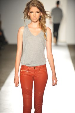 bir modeli pist 2013 defile dl 1961 premium denim yay, yürüyor.