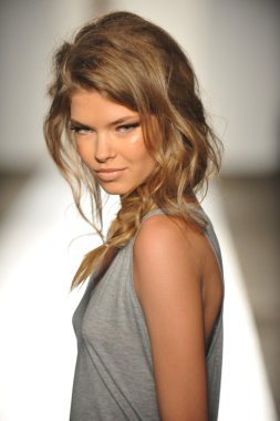 bir modeli pist 2013 defile dl 1961 premium denim yay, yürüyor.