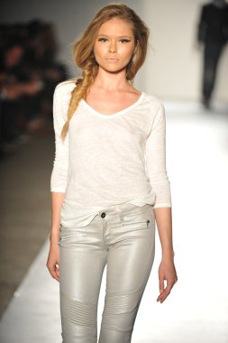 bir modeli pist 2013 defile dl 1961 premium denim yay, yürüyor.