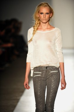 bir modeli pist 2013 defile dl 1961 premium denim yay, yürüyor.