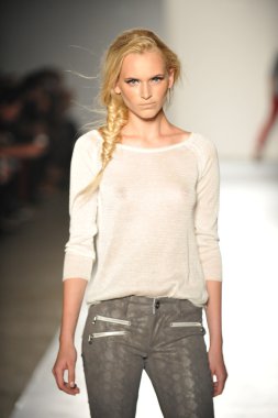 bir modeli pist 2013 defile dl 1961 premium denim yay, yürüyor.