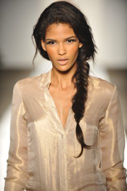 bir modeli pist 2013 defile dl 1961 premium denim yay, yürüyor.