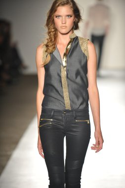 bir modeli pist 2013 defile dl 1961 premium denim yay, yürüyor.