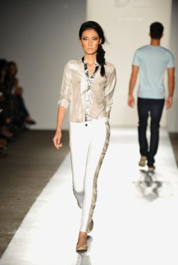 bir modeli pist 2013 defile dl 1961 premium denim yay, yürüyor.