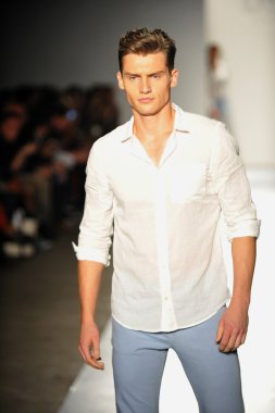 bir modeli pist 2013 defile dl 1961 premium denim yay, yürüyor.