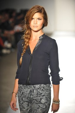 bir modeli pist 2013 defile dl 1961 premium denim yay, yürüyor.