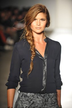 bir modeli pist 2013 defile dl 1961 premium denim yay, yürüyor.