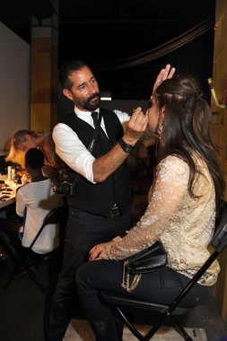 New york, ny - Eylül 05: bir model gets hazır sahne arkasında dl 1961 premium denim bahar pier 57 5 Eylül 2012 tarihinde new York'ta mercedes-benz moda haftası sırasında 2013 moda defilesi.