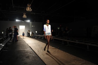 bir modeli pist 2013 defile dl 1961 premium denim yay, yürüyor.