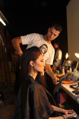 bir model 2013 defile dl 1961 premium denim yay, sahne arkasında hazır hale