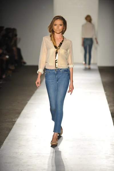 Una modelo camina por la pasarela en el desfile de moda DL 1961 Premium Denim primavera 2013 — Foto de Stock