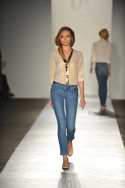 Een model loopt de start-en landingsbaan op de dl 1961 premie denim lente 2013 modeshow — Stockfoto