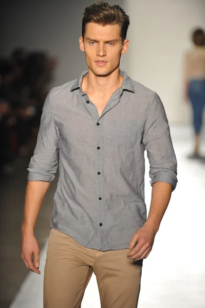 A model walks the runway at the DL 1961 Premium Denim spring 2013 fashion show — Stock Photo, Image