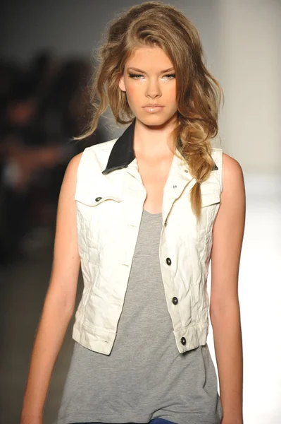 A model walks the runway at the DL 1961 Premium Denim spring 2013 fashion show — Stock Photo, Image