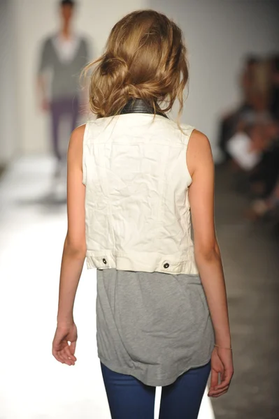 A model walks the runway at the DL 1961 Premium Denim spring 2013 fashion show — Stock Photo, Image