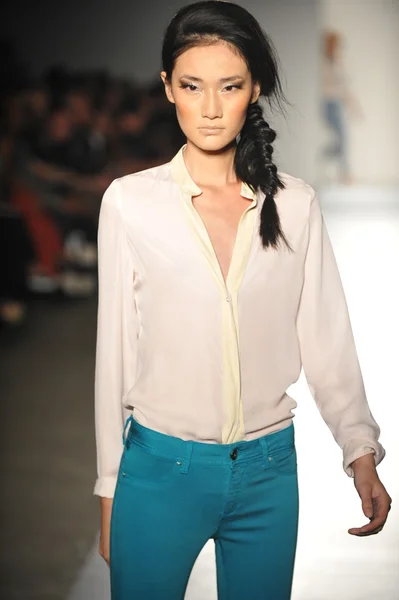 Una modelo camina por la pasarela en el desfile de moda DL 1961 Premium Denim primavera 2013 — Foto de Stock