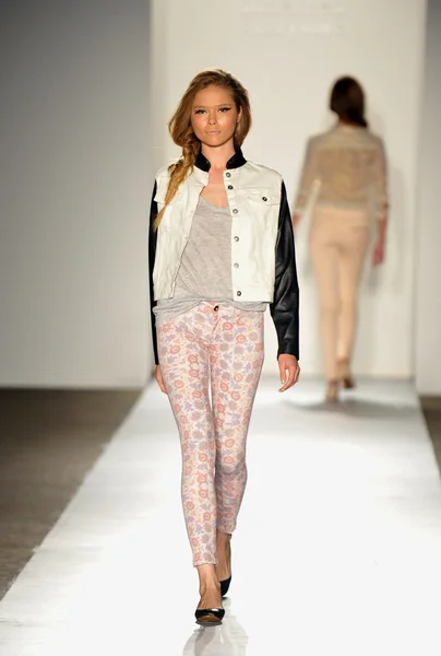 A model walks the runway at the DL 1961 Premium Denim spring 2013 fashion show — Stock Photo, Image