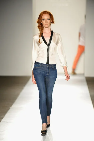 A model walks the runway at the DL 1961 Premium Denim spring 2013 fashion show — Stock Photo, Image